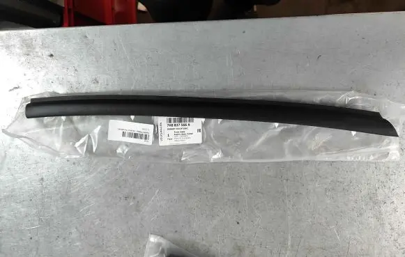 Volkswagen Multivan T6 Front door rubber seal 7h0837566a