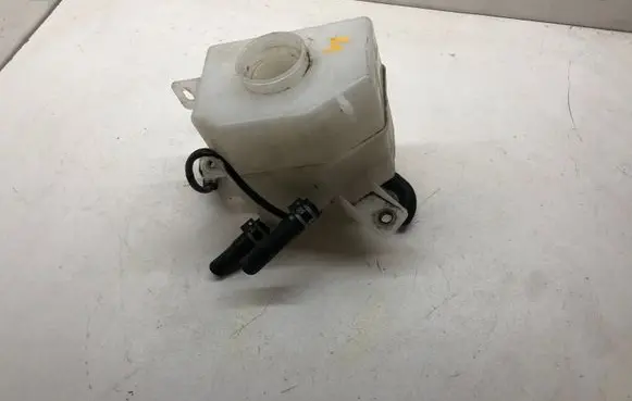Toyota RAV 4 (XA40) Brake fluid reservoir 