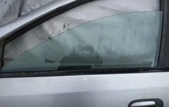 Nissan Almera Tino Front door window glass four-door