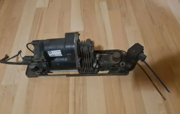 BMW 5 E60 E61 Air suspension compressor/pump 6777827 14178311 BBLV0100G3