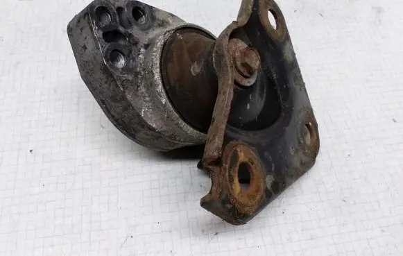 Ford Fiesta Engine mount bracket
