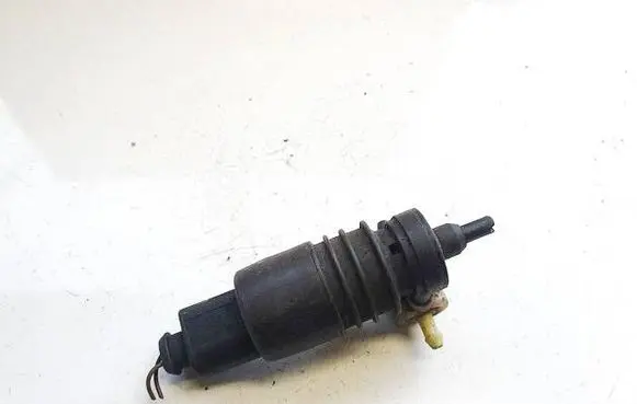 Volkswagen PASSAT B5 Windscreen/windshield washer pump 1j0973722