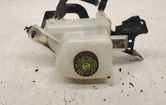 Toyota Yaris Brake fluid reservoir 03350887071