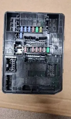 Dacia Sandero III Fuse module 284B64435R