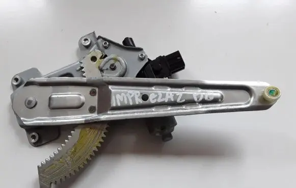 Rear window lifting mechanism without motor