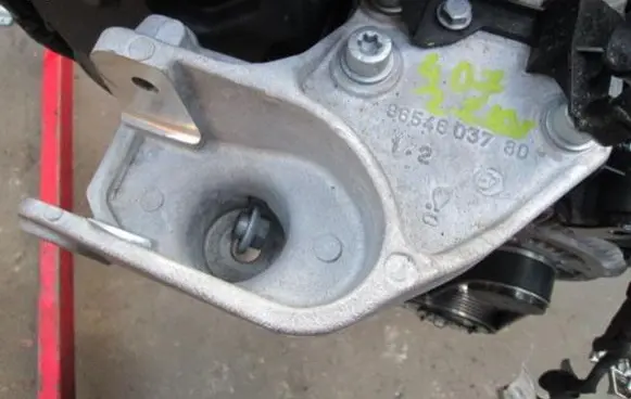 Peugeot 407 Engine mounting bracket