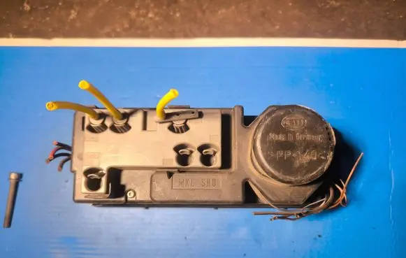 Mercedes-Benz E W210 Central locking vacuum pump 2088000448 00782807