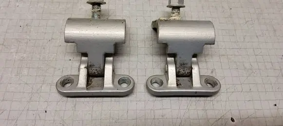 Volkswagen PASSAT B5 Tailgate/trunk/boot hinge 3B9827301D