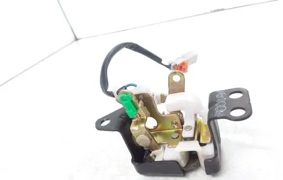 Honda CR-V Tailgate window lock/catch/latch 