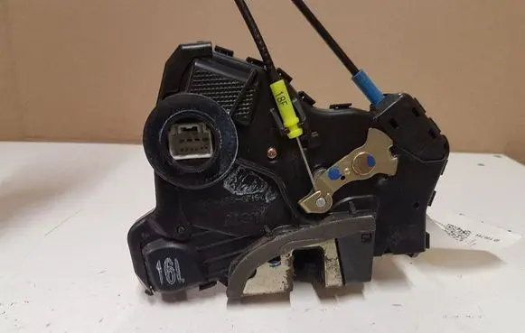 Toyota Avensis T250 Front door lock 2604