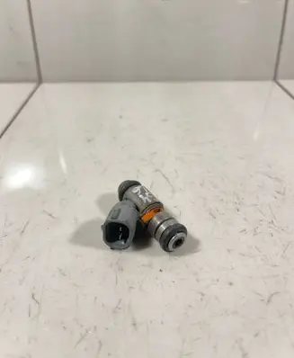 Volkswagen Golf IV Fuel injector 036051G