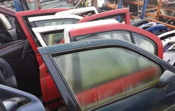 Nissan Sunny Front door raudonos