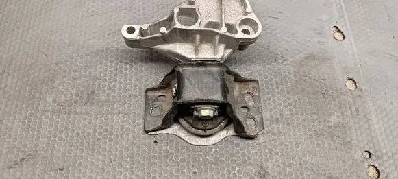 Dacia Sandero II Engine mount bracket 8200728479