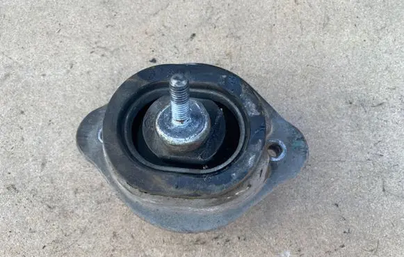 BMW X5 E53 Engine mount bracket 109699601 699601