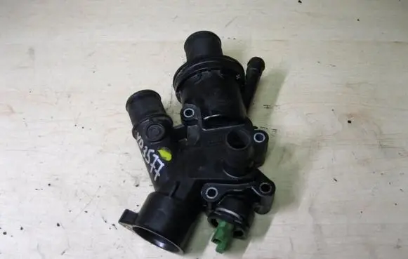 Ford Kuga I Thermostat housing 9682141580 VD3577