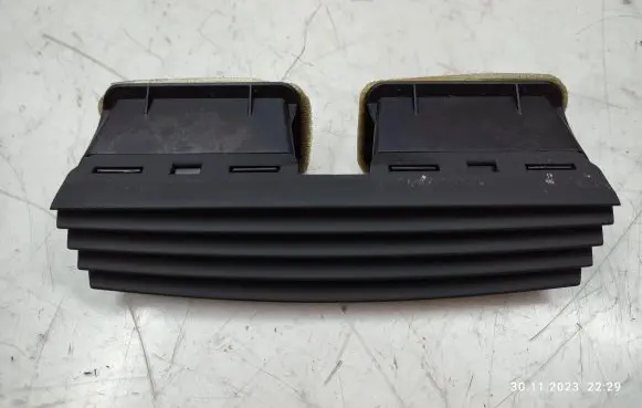 Mercedes-Benz S W221 Dashboard air vent grill cover trim A2216890066
