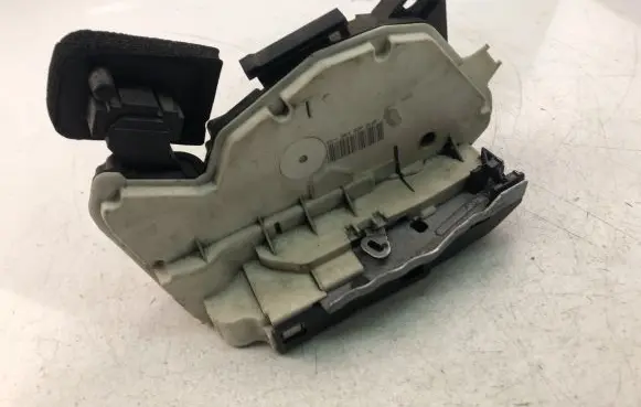 Volkswagen Polo V 6R Coupe door lock (next to the handle) 5K4839016F
