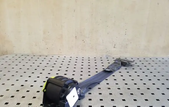 Middle seatbelt (rear)