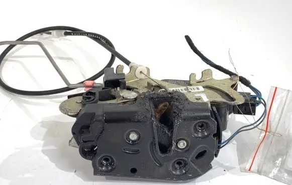 Mercedes-Benz Vito Viano W639 Front door lock A6397201635