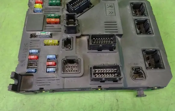 Peugeot 206 Fuse module 9653667780