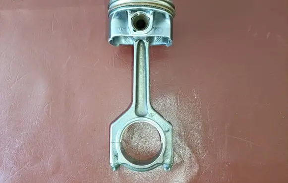 BMW M3 F80 Piston with connecting rod 7846593 11247846593 7846333