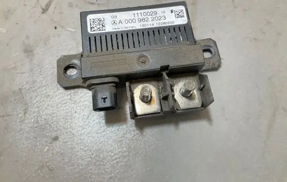Mercedes-Benz Sprinter W906 Charging relay A0009822023