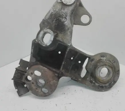 Audi A4 S4 B7 8E 8H Engine mounting bracket 8E0199352F
