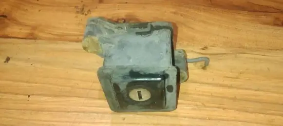 Volkswagen PASSAT B3 Tailgate exterior lock 357827571