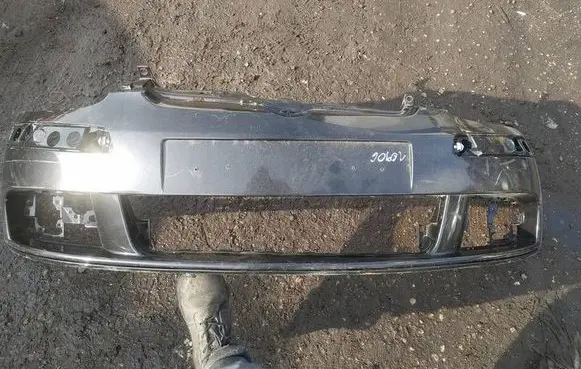 Volkswagen Golf V Front bumper JUODAS