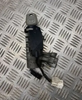 Toyota Avensis T220 Ignition lock 45020052 8978005021