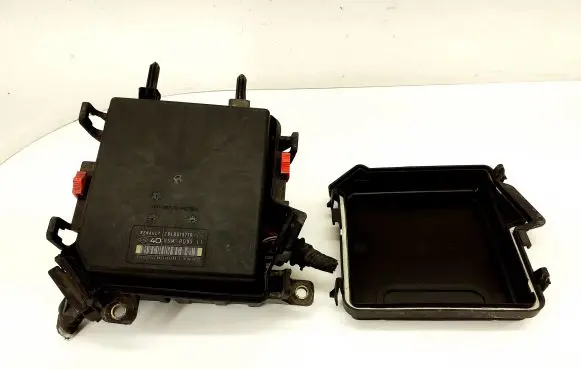 Renault Megane III Fuse module 284B61871R 284C40002R