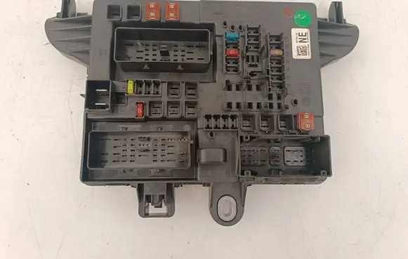 Opel Insignia A Fuse module 13277821