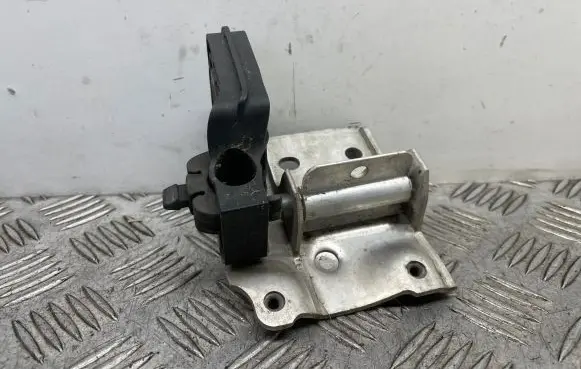 BMW 5 F10 F11 Radiator mount bracket 7186513 7207151 7211161