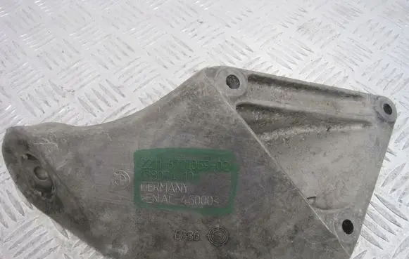 BMW 5 E60 E61 Engine mount bracket 6771069