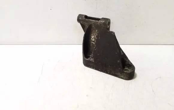 Nissan X-Trail T30 Engine mounting bracket