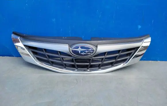 Subaru Impreza III Front bumper upper radiator grill