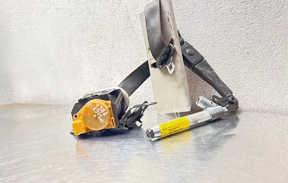 Opel Insignia A Front seatbelt 13303849 M111 042009