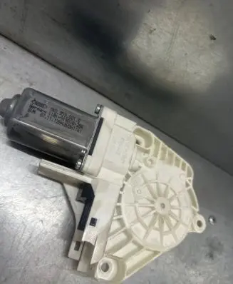 Audi A7 S7 4G Front door window regulator motor 8K0959801B 120420261161 1101919810200