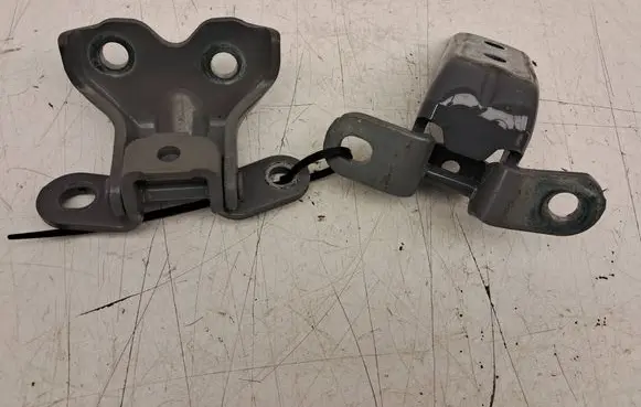 Hyundai i30 Front door upper hinge A046057