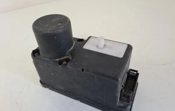 Volkswagen Golf III Central locking vacuum pump 1H0962257E