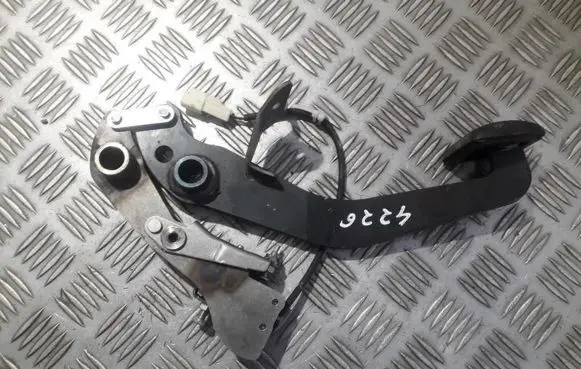 Toyota RAV 4 (XA30) Brake pedal
