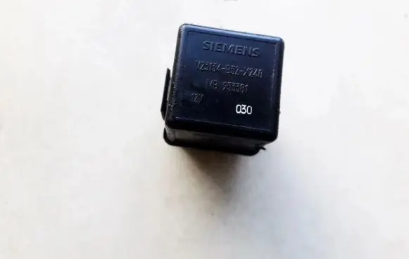Volvo S40, V40 Other relay mb953381 v23134-b52-x240