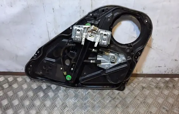 Rear door manual window regulator