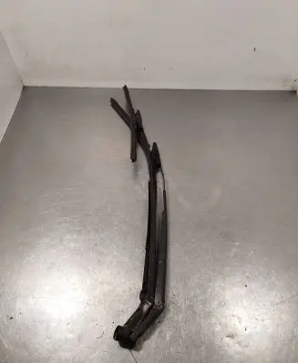 Front wiper blade arm