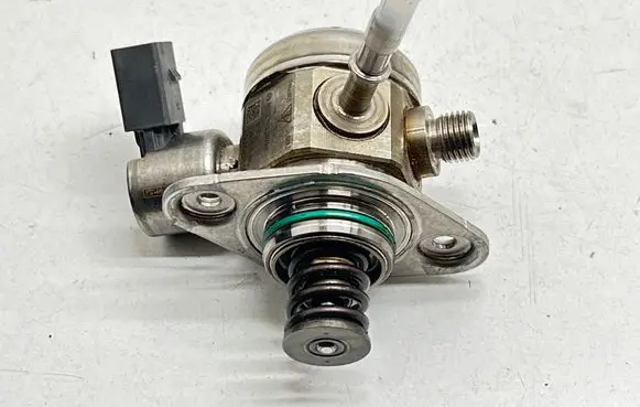 Porsche Macan (95B) Fuel injection high pressure pump 94611031561 2016262879 0261520304