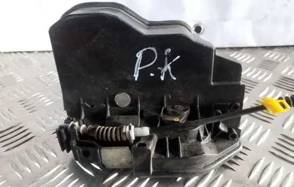 BMW X3 E83 Front door lock 7202145