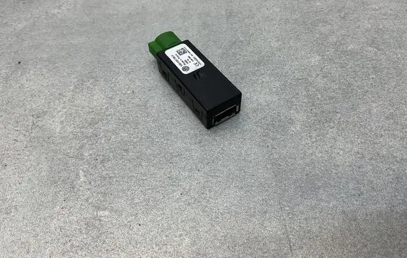 Skoda Superb B8 (3V) USB socket connector 5Q0035726E