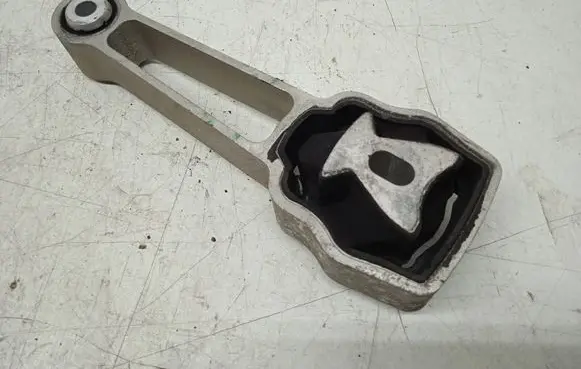 Volvo S60 Engine mount bracket 30793322