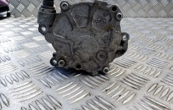 Volkswagen PASSAT CC Vacuum pump 03L145100F