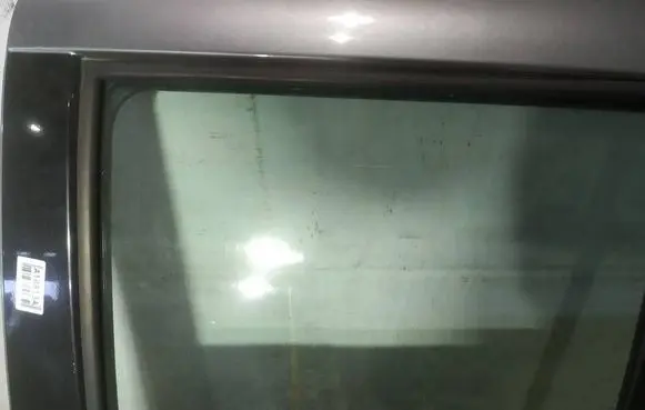 Suzuki Swift I Rear door window glass as2